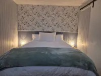 Welcome to the beautiful gateway of Jervis Bay.Where the bush meets the water. Hotel a Woollamia