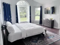 Countryside Serene Sunset Ranch: 50-acre luxury retreat, Hot tub, sleeps 10!