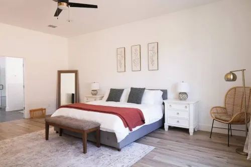 Master suite/ Soaking Tub/ Spacious Kitchen