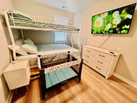 Modern 3-bedroom house in Colonial Beach with access to pool and private hot tub