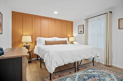Charming 2BR Near Fairgrounds and War College!