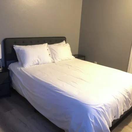 2 BR 2 BA Cozy Retreat Near Everything
