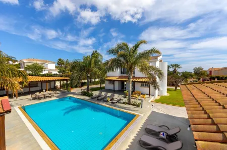 Cape Greco Palm Trees Villa Отели рядом с достопримечательностью «Морские пещеры-гроты Айя-Напы»