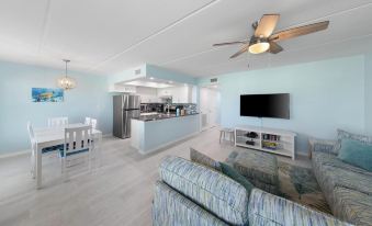 Modern Retreat, Block to Beach w Pool & Balcony