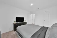 Modern Central 5 Bdrm Home W/ Fenced Backyard