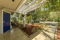 Newly Renovated, Private Studio - 10 minutes to the Beach/Downtown