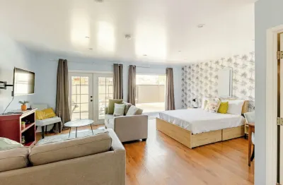 Hollywood Hideaway: Cozy Guesthouse Near Universal Hotels near NOHO West