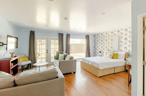 Hollywood Hideaway: Cozy Guesthouse Near Universal