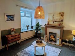 Ty Hiraeth A Charming Stay Steps Away from Caerphilly Castle!