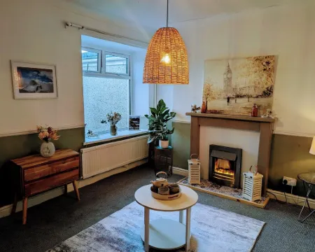 Ty Hiraeth A Charming Stay Steps Away from Caerphilly Castle! Hotels in Caerphilly