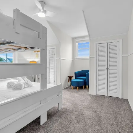 2Blocks 2Beach with Free Coffee, AC and Linens+Towel