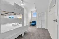 2Blocks 2Beach with Free Coffee, AC and Linens+Towel