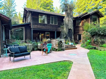 Redwoods and Waves Retreat, Hot Tub & Sauna, Pet Friendly