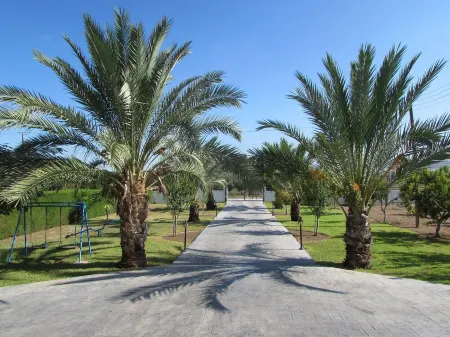 Luxury Villa With Swimming Pool, 3 Minutes From The Beach Ang Big Private Garden Отели в г. Героскипу