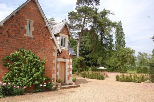 Victorian Old Coach House With Superking Master Bedroom suite and Tennis Court.