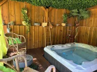 Beautiful Location on the Lake Heated Pool Jacuzzi Air Conditioning and Bicycles