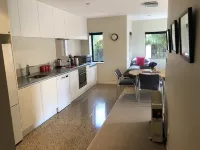 Modern Oakura Accomodation right in the village