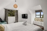 Absolute Waterfront Retreat Hotels in Opua