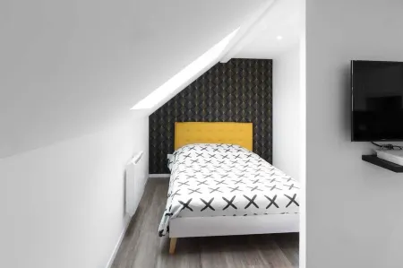 Glam bright apartment 2nd floor Отели рядом с достопримечательностью «Площадь Друэ д'Эрлон»