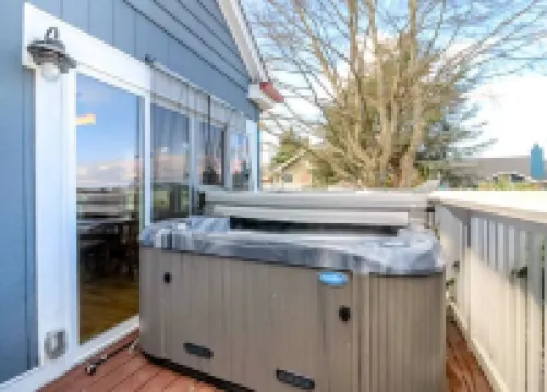 Old Town Tacoma Hot Tub and Fireplace