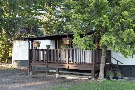 Coach house on flower farm. Near to wineries/ VCR Zoo/Ft Langley/ Thunderbird.