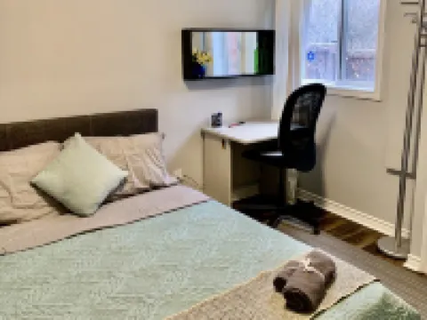 Private Cozy 1 Bedroom Apartment!!! Dedicated Wok Desk and Free Parking. Hotels in Ajax