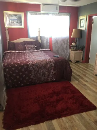 Cozy  apartment with beach 7 mins drive away. CAR RENTAL , A.C , CABLE,WIFI, Отели в г. Michelson