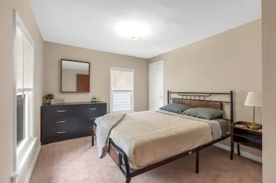 NEWLY REMODLED 3BD Home Walk To ProMedica Hospital