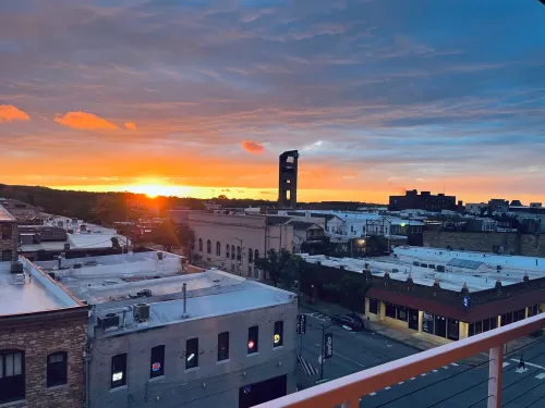 HawksNest - Cozy 1-bedroom condo with WiFi, AC in lovely Lawrence