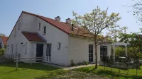 Bungalow for 6 persons with 2 bathrooms, free internet, near dunes and beach Lighthouse Texel附近的飯店
