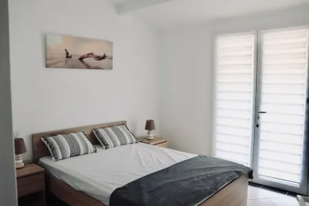 House in Saintes-Maries-de-la-Mer in the Camargue Отели рядом с достопримечательностью «Chateau d'Avignon»