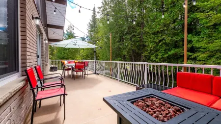 Wind Swept PinesNewly renovated, close to water 3 bedroom cottage Отели в г. Юг Брюс Пенинсула