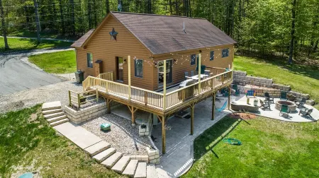 Peaceful cabin w/patio-firepit near lake Sunapee