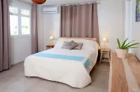 VILLA 4 STARS STANDING THE FEET IN THE WATER SWIMMING POOL AND PRIVATE GARDEN