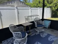 Just renovated modern king bedroom unit 2 miles from 5th ave