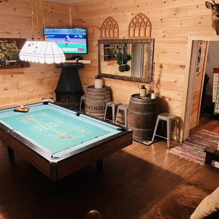 Beautiful 5 bedroom 4 bath cabin within10  mins of all attractions