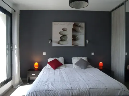 SUPERB VILLA, HEATED INDOOR POOL, SPA, 350M FROM THE BEACH