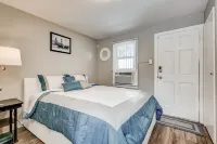 Retro Chic Micro-Studio in Heart of Downtown Olde Town Arvada - 93 Walk Score Hotels in Arvada