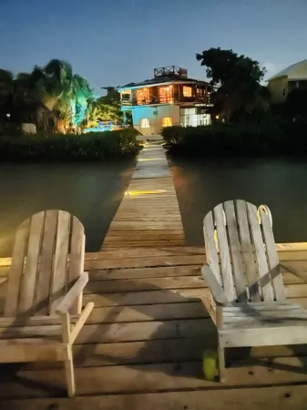 OCEANFRONT ECO-CHIC HOME WITH INFINITY POOL, DOCK, AIR CONDITIONER & TV Отели рядом с достопримечательностью «Сплит»