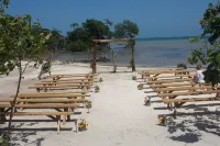 Seculuded beachfront home, outdoor showers, rooftop deck, 360 island view