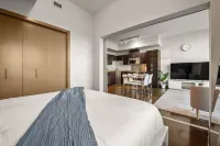 Chic Luxe 2BD + Free Parking-Central Downtown Gem
