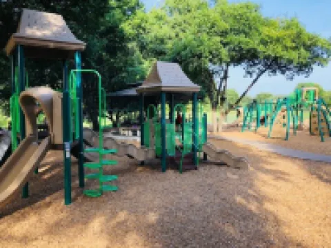 Cosy and Open with Loft on Greenbelt Hotels in Wells Branch