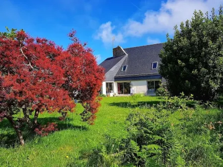 Sainte-Marine, sunny house by the sea Отели в г. Комбри