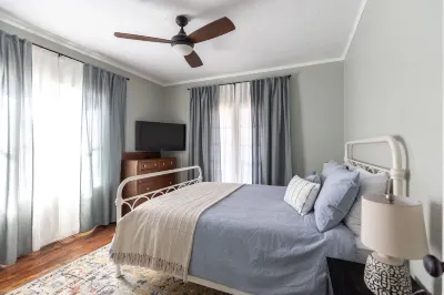 Beautifully Updated Historic Home conveniently located in downtown Mesa! Hotels near Rainbow Shops