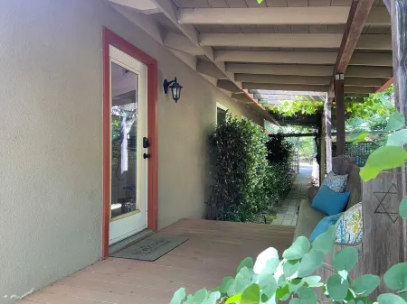 Riverfront Home Near Sequoia National Park with EV Charger. Отели рядом с достопримечательностью «Зона отдыха Слик Рок»