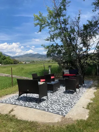 Mill and Main Cabin Отели в г. Шеридан