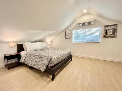 Charming 3BD Cottage with Garage, AC, Fast Wi-Fi Hotels near Tacoma Buds & Blooms