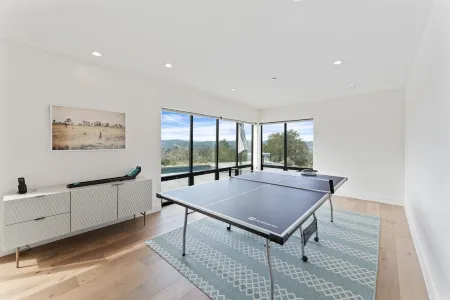 Wander Sonoma Vineyards w/ Pool, Workstations & Hot Tub – 4 Bedrooms, Sleeps 8