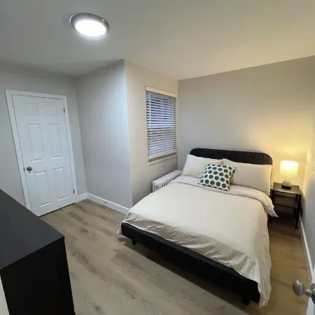 Newly Renovated 2 Bedroom Beauty! Located in Port Credit, Mississauga. Отели рядом с достопримечательностью «Шеридан»