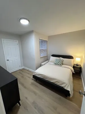 2 Bedroom Beauty! Located on the Lakeshore in Port Credit, Mississauga. Hotel in zona Port Credit Library